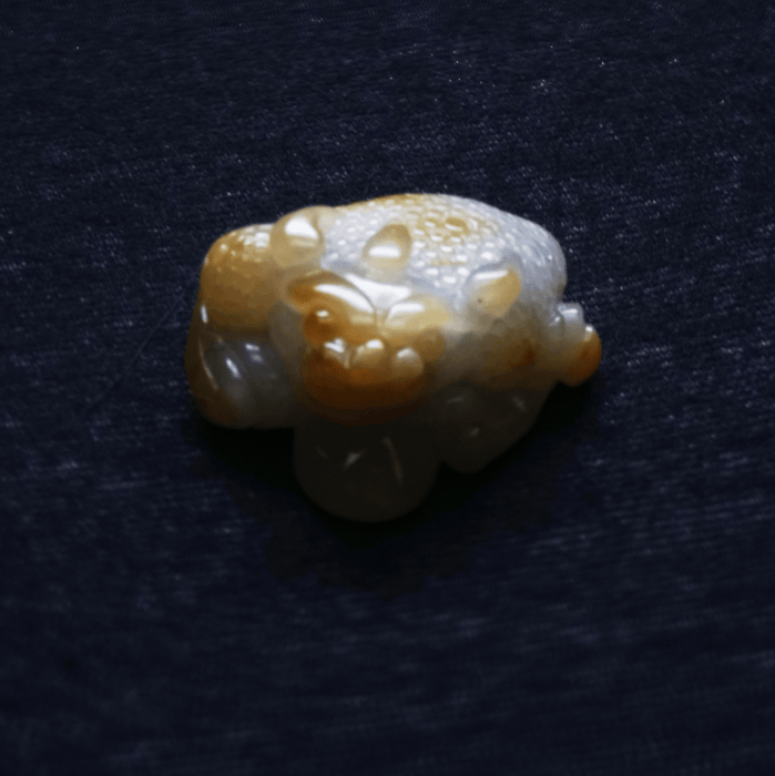 Yellow jadeite with contrasting colors triangular golden toad--ZROLMA(DZ2024923001)XL