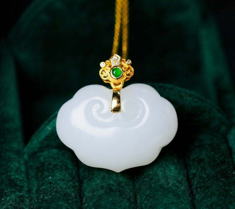 Colgante Ruyi de jade blanco de Xinjiang con incrustaciones de oro de 18 quilates - ZROLMA (DZ2024924001)